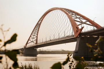 Obraz premium city ​​bridge over the river at sunrise