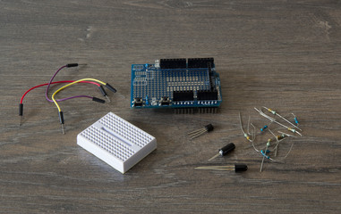 The layout of the plateau, Arduino and usb cable with wires and resistors