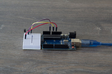 The layout of the plateau, Arduino and usb cable with wires and resistors