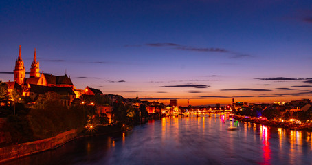 Sonnenuntergang in Basel am Rhein vor dem Feuerwerk