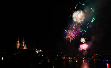 Feuerwerk auf dem Rhein in Basel zum Schweizer Nationalfeiertag am 1. August