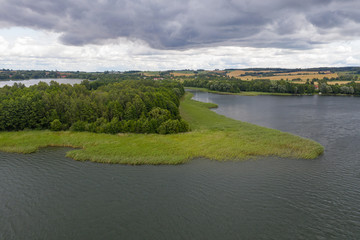Warmia, mazury, zdjęcie jeziora, wyspy w zachmurzony dzień z drona