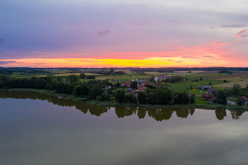 Warmia, mazury, zdjęcia jeziora o zachodzie słońca z drona 