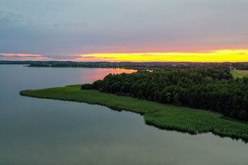 Fototapeta na wymiar Warmia, mazury, zdjęcia jeziora o zachodzie słońca z drona 