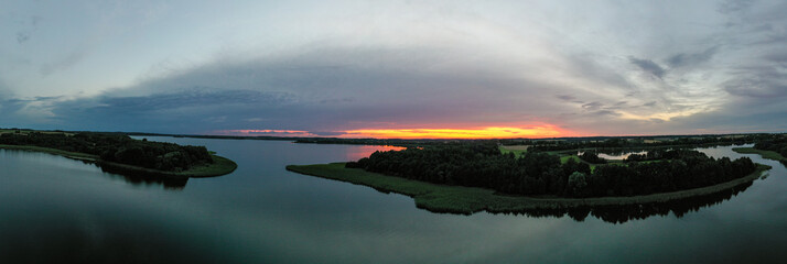 Warmia, mazury, zdjęcia jeziora o zachodzie słońca z drona 