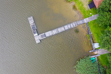 Molo, pomost na jeziorze zdjęcie od gory z drona  © Arkadiusz