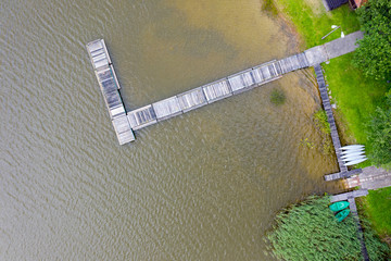 Molo, pomost na jeziorze zdjęcie od gory z drona  © Arkadiusz