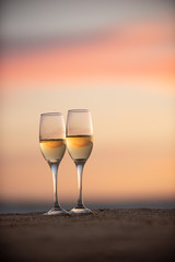 ビーチとワイングラス