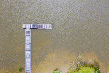 Molo, pomost na jeziorze zdjęcie od gory z drona 