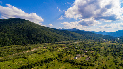 Obraz premium aerial shoot of green landscape in the mountains