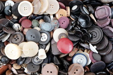 Bunte Knöpfe aus verschiedenen Materialien für unterschiedliche Zwecke im Sommer auf dem...
