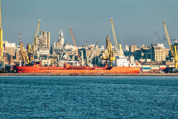Fototapeta premium Montevideo Bay, work, a lot of loading and unloading and a lot of pollution, work tirelessly to recover the city