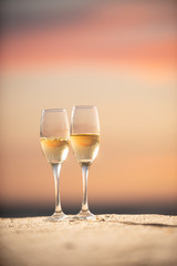 ビーチとワイングラス