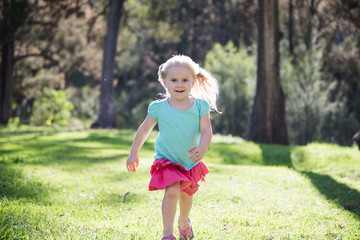 Naklejka premium girl running in the park