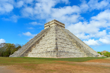 Fototapeta na wymiar Ruins of the ancient Mayan civilization in Chichen Itza. Mexico.