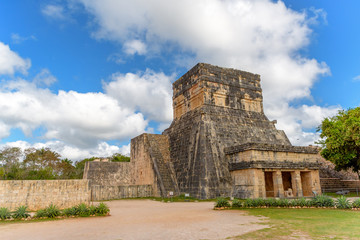 Fototapeta na wymiar Ruins of the ancient Mayan civilization in Chichen Itza. Mexico.