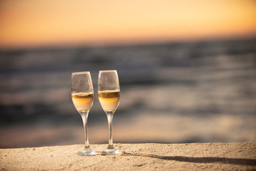 ビーチとワイングラス