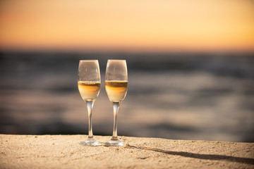 ビーチとワイングラス