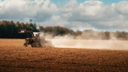 Traktor auf dem Feld © Regine
