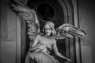 Engel aus Stein auf einem Friedhof, schwarz weiß