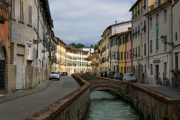 Fototapeta na wymiar Altstadt mit Fluß von Luca, Italien Toskana 