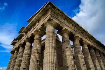 Griechischer Tempel bei den Ruinen von Paestum, Italien © Frozen Action