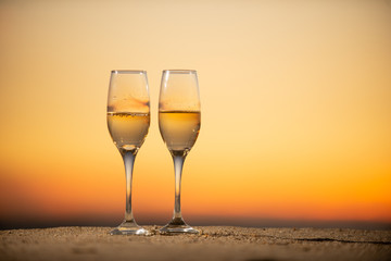 ビーチとワイングラス