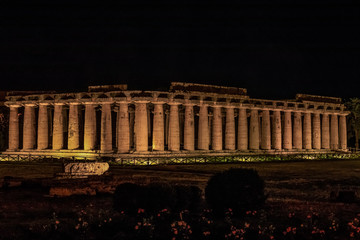 Tempel Paestum bei Nacht,  Salerno Italien © Frozen Action