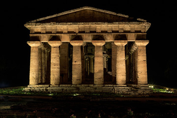 Tempel Paestum bei Nacht,  Salerno Italien