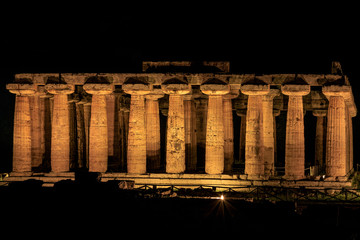 Tempel Paestum bei Nacht,  Salerno Italien © Frozen Action