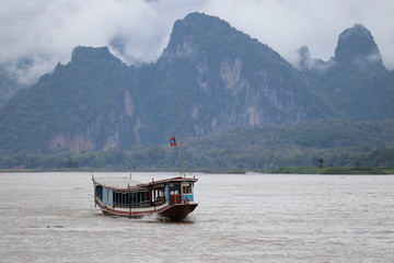 Schiff Berg Wolken Mekong