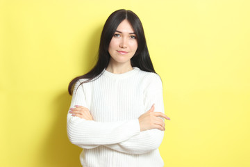 Obraz premium Beautiful girl in a warm cozy sweater on a colored background.