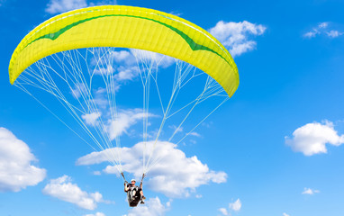 Voile de parapente sur fond de ciel bleu 