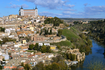 Fototapeta na wymiar Beautiful panoramic view of the historic city of Toledo from the banks of the Tagus River.