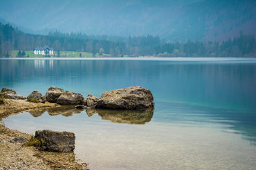 Wolken hängen über dem Langbathsee im Salzkammergut - Österreich