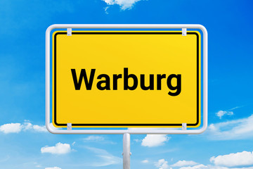 Obraz premium Stadt Warburg. Gelbes Schild, Ortsschild, Ortseingangsschild. Himmel mit Wolken.