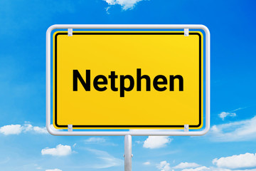 Obraz premium Stadt Netphen. Gelbes Schild, Ortsschild, Ortseingangsschild. Himmel mit Wolken.