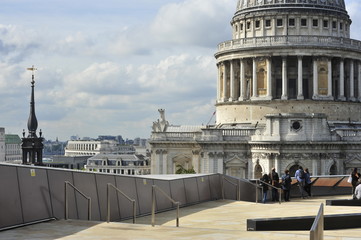 Naklejka premium Buildings in London with St. Paul's Cathedral in the foreground