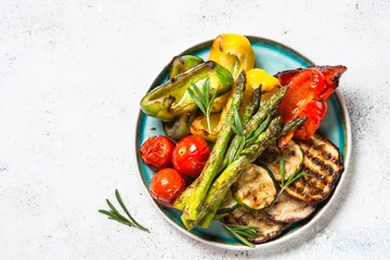 Wandcirkels aluminium Grilled vegetables - zucchini, paprika, eggplant, asparagus and tomatoes. © nadianb