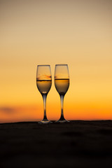 ビーチとワイングラス