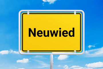 Obraz premium Stadt Neuwied. Gelbes Schild, Ortsschild, Ortseingangsschild. Himmel mit Wolken.