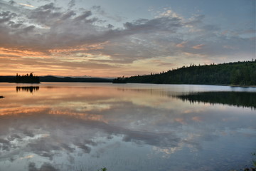 magnifique coucher de soleil sur un lac de pêche au Canada