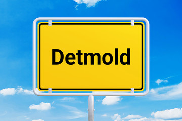 Obraz premium Stadt Detmold. Gelbes Schild, Ortsschild, Ortseingangsschild. Himmel mit Wolken.