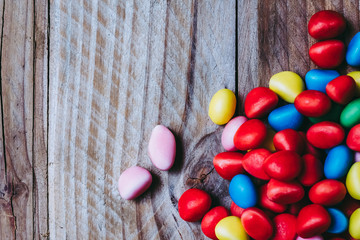 Assortiment de bonbons colorés sur fond bois