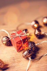 Weihnachten in Gold, Kupfer und Rot - mit Lichterkette, Geschenk - von Herzen schenken