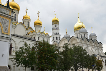 Fototapeta na wymiar Eglises à bulbes dorés à Moscou, Russie