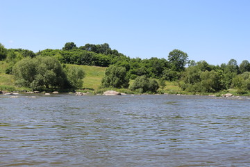 The banks of a flat river invite to travel
