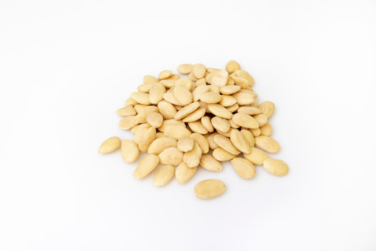 Almendras sin c&aacute;scara sobre fondo blanco.