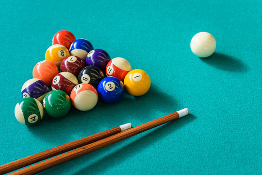 Billar pool con bolas en tri&aacute;gulo y tacos