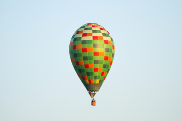 Naklejka premium Beautiful view of clear sky with colorful baloon flying over a small countryside city.